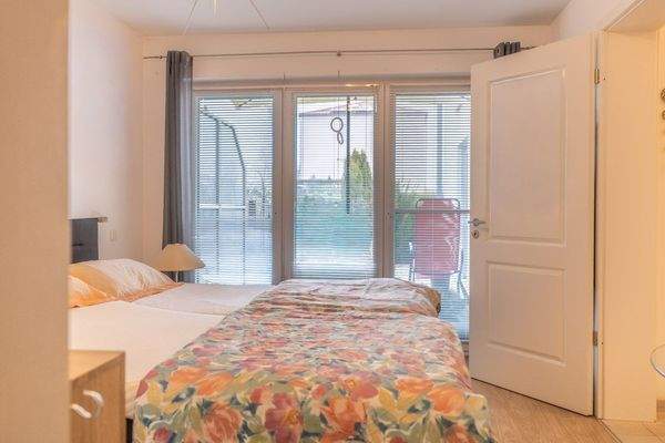 Geschmackvolle Gartenwohnung von 2013 – modern, hell und ideal gelegen