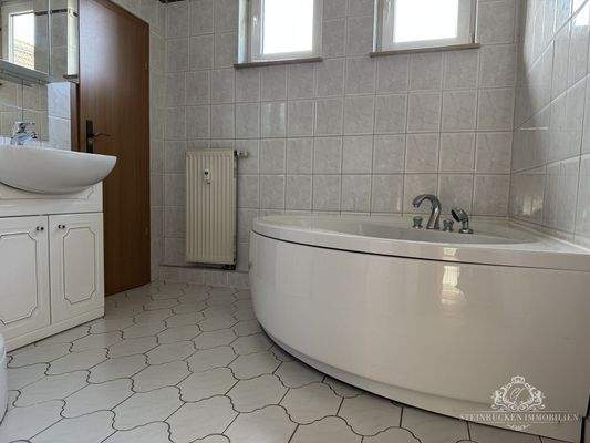 Badezimmer mit Badewanne und Dusche (WHG 1)