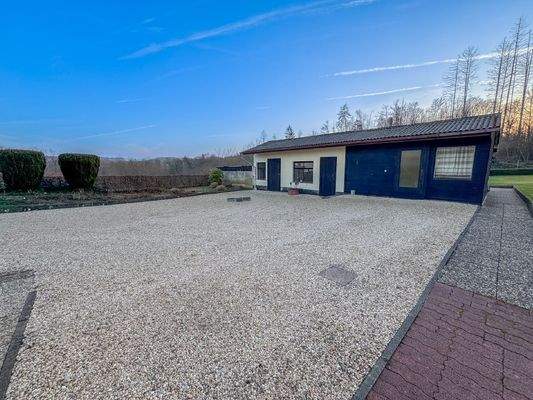 Großer Hof mit Nebengebäude