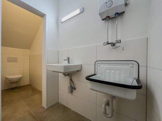 renovierte Toilette mit zwei Waschbecken