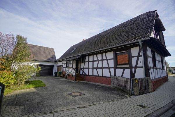 Innenhof, Ansicht Haus und Garagen