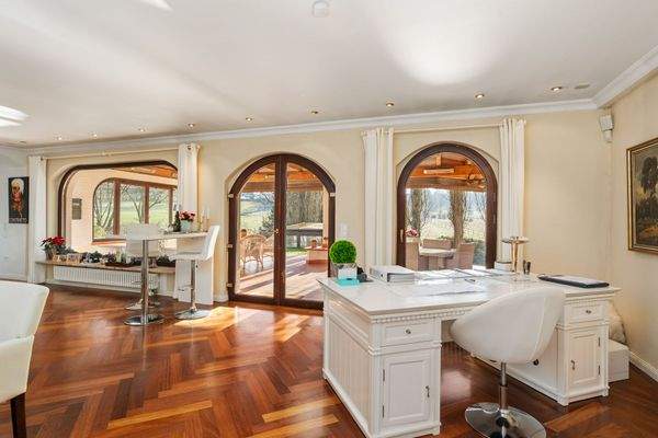 mit traumhaften Weitblick über das große Grundstück 