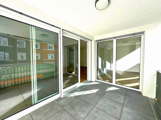 Sonnige Loggia mit Süd-West-Ausrichtung.jpg