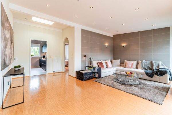 Mit hohen Decken und