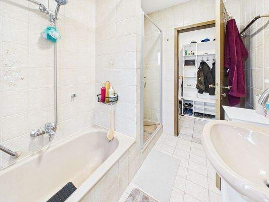 Bad mit Dusche & Wanne