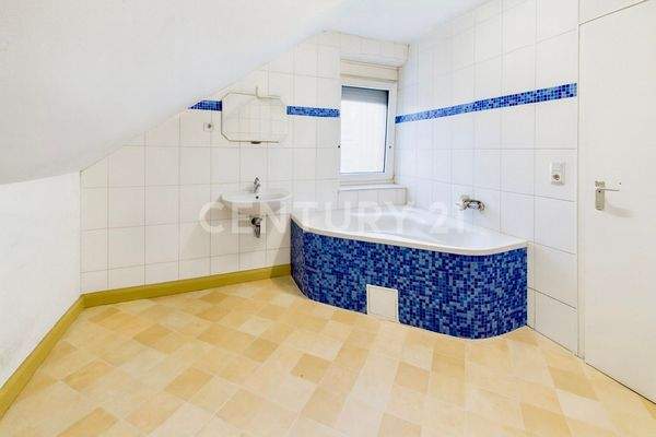 2. OG - Badezimmer mit Eckwanne