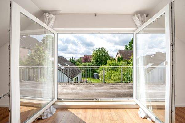 Wohnzimmer mit Zugang zum Balkon