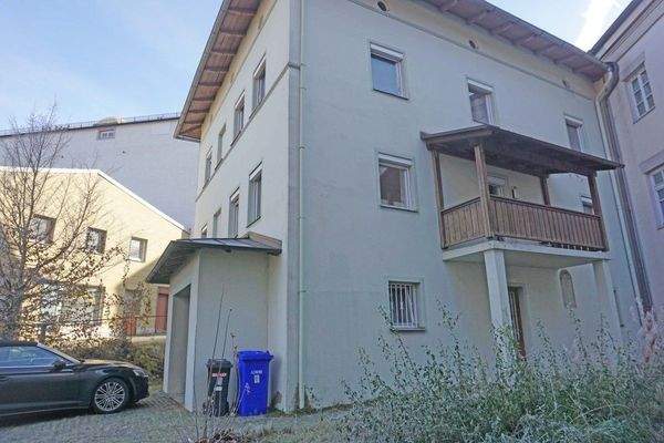 Seitlicher Eingang und Balkon