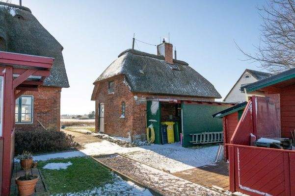 Sauna- und Technikgebäude, rechts im Bild noch ein großzügiges Gartenhaus.jpg