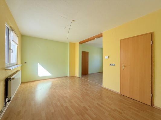 Wohnzimmer mit angrenzendem Esszimmer