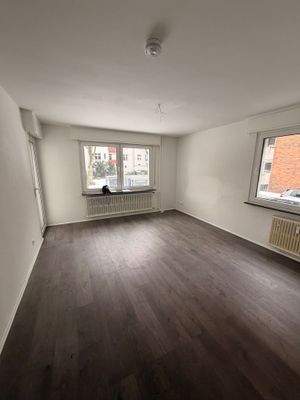 Leeres Wohnzimmer mit Fenster