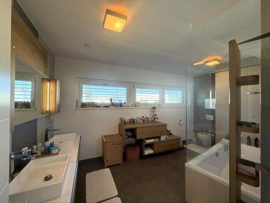 OG 1 / Badezimmer 1 von 2