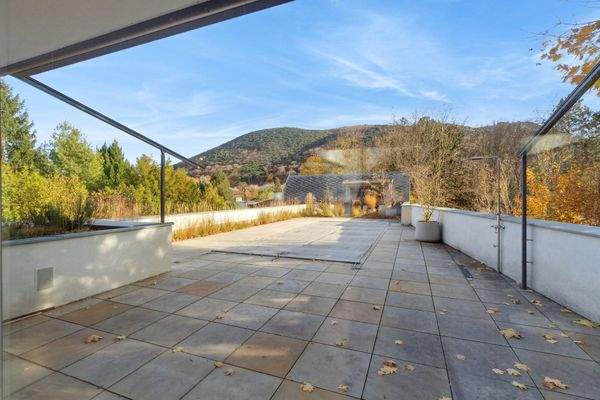 Dachgarten mit Pool im Herbst