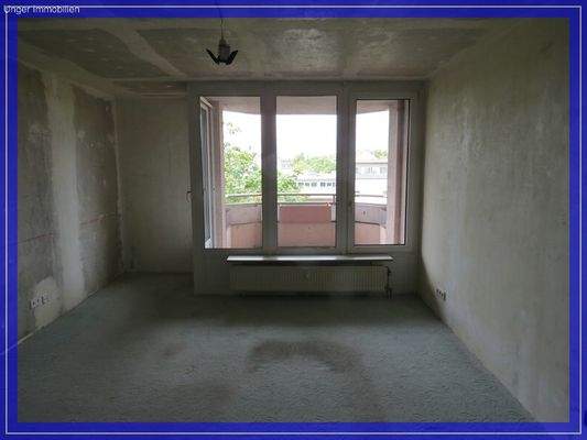 Wohnzimmer mit Balkon
