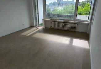 Helles Wohnzimmer mit Aussicht