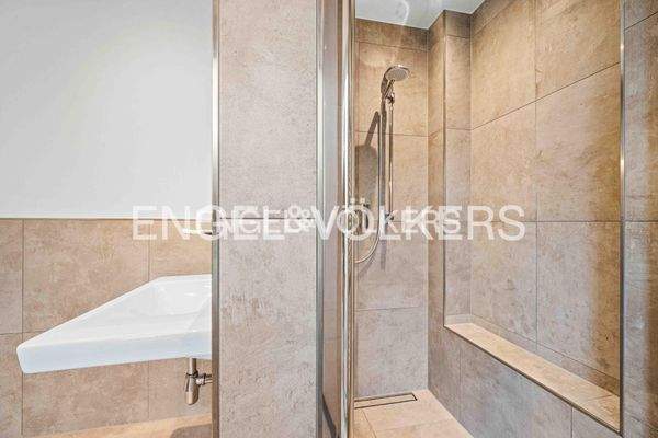 Badezimmer mit ebenerdiger Dusche