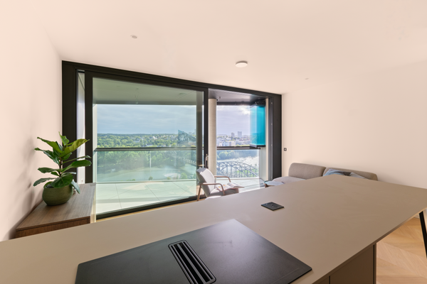 Blick von der Küche auf den Wohnraum und die Loggia