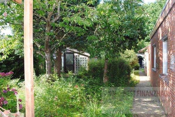 Garten mit Gewächshaus