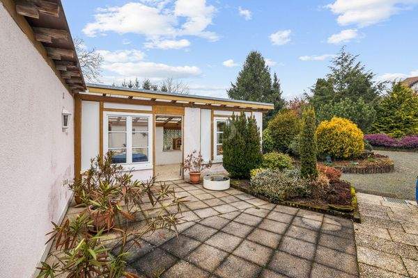 Terrasse und Gartenhaus