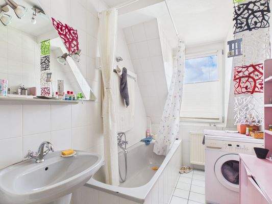 Tageslichtbad mit Badewanne!