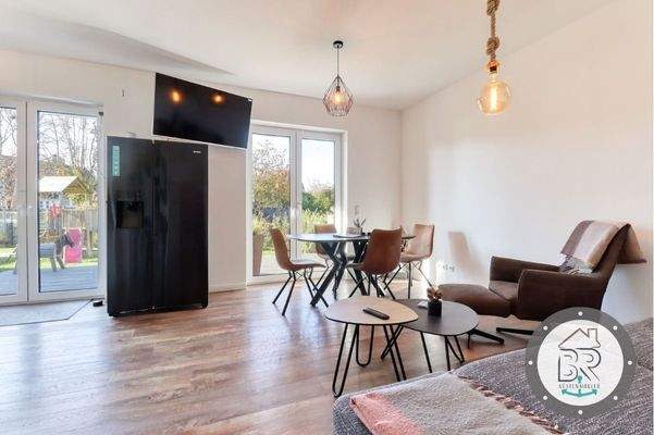 Wohnbereich mit großem Fenster – stilvolles Ambiente mit Wohlfühlfaktor