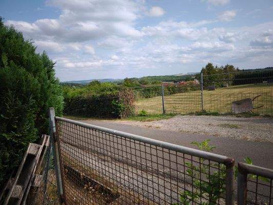 Zufahrt Rückseite mit Tor.jpg