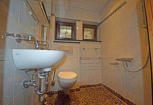 Bad EG mit ebenerdiger Dusche