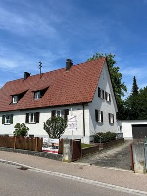 Südtraufseite und Ostgiebel mit Garage