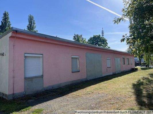 Außenansicht mit Tor Garage