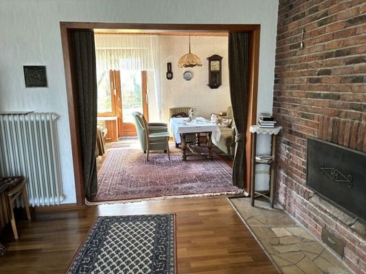 Blick aus dem Wohnzimmer in das Esszimmer
