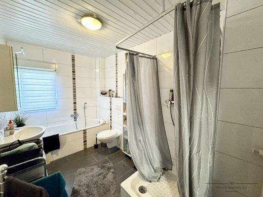 • Schönes Dusch,- Badezimmer