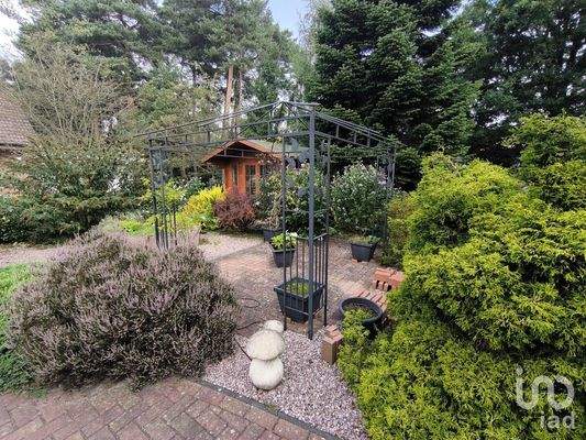 Garten vorne mit Pavillon und Gartenhaus