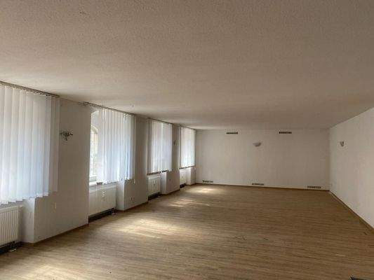 großer heller Hauptraum