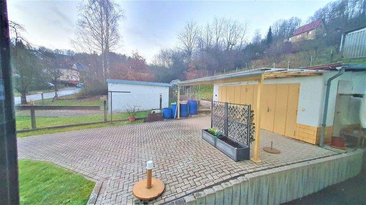 Doppelgarage und Vorplatz