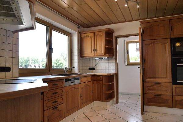 Wohnküche mit Einbauschränken und Geräten