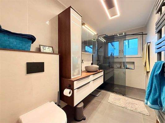 Bad mit Dusche / Fenster EG 