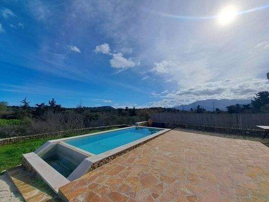 Kreta – Charmantes, 200 Jahre altes Steinhaus mit Pool, Garten und Bergblick zu verkaufen