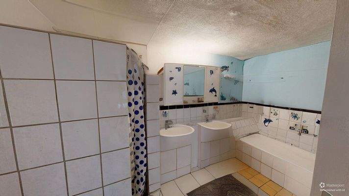 EG Bad mit Dusche und Wanne 