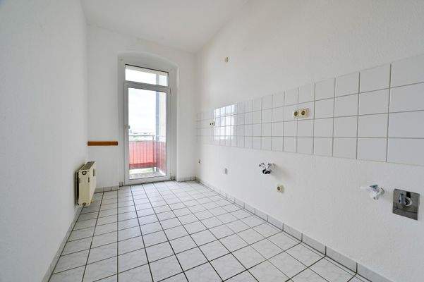 Küche mit Balkonzugang