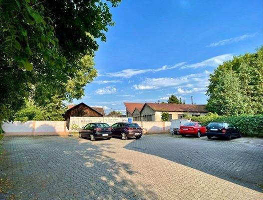 Parkplatz vor Gewerbegebäude