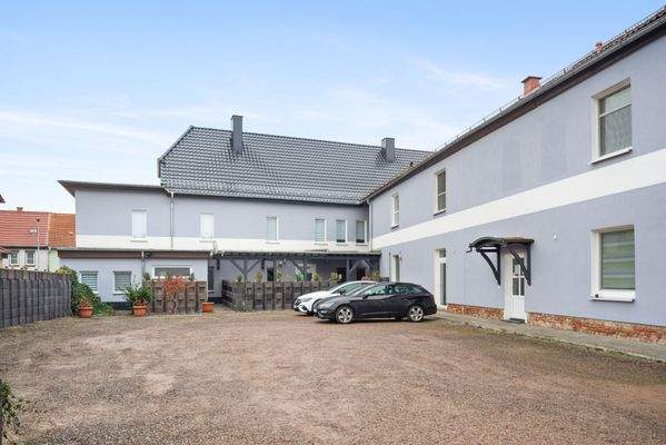 Innenhof mit Stellplätzen