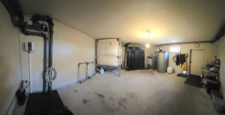 Unterkellerung der Doppelgarage, mit Heiztechnik und Zugang zum Gartenbereich 