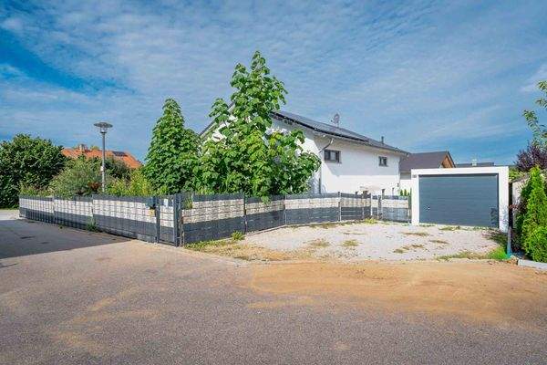 Zufahrt - Stellplatz u. Garage