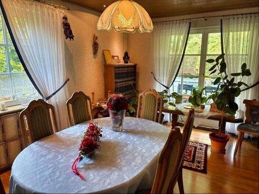 Erdgeschoss Wohnzimmer mit Zugang zur überdachten Loggia