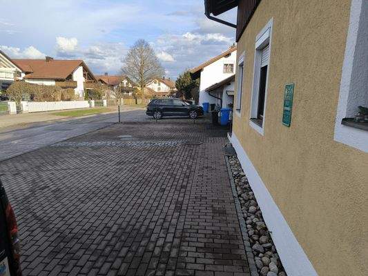 Große Einfahrt bz. Parkplätze