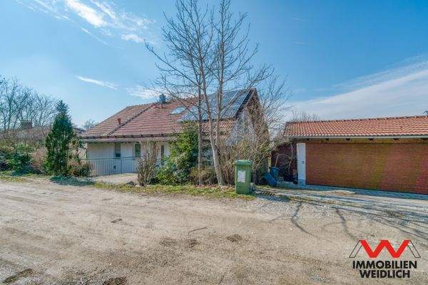 Ostansicht mit Doppelgarage