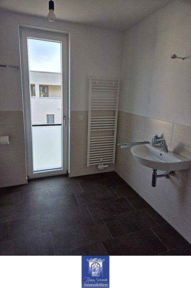 Helle stilvolle Wohnung mit großem Balkon - hochwertig und modern! - Photo 2
