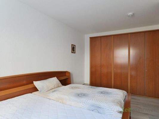 großer Kleiderschrank