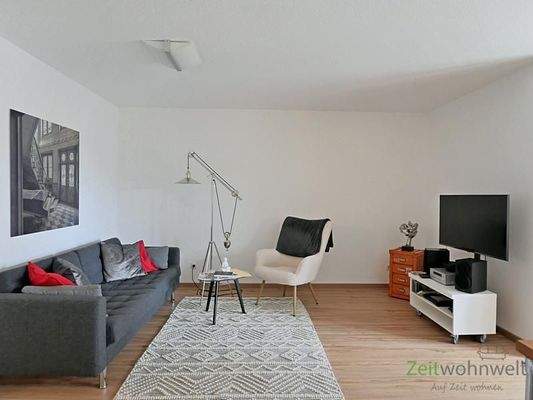 Couch, Designlampe und TV