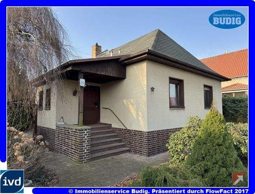 Hausansicht mit überdachtem Eingangsbereich